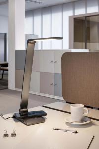 Stona lampa LED MAUL "stella" sa dimerom i bežičnim punjačem antracit