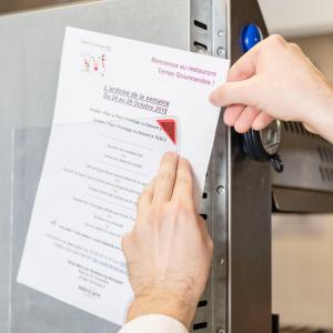 Samolepljiva folija sa magnetnim zatvaračem za do 10 listova A4 pak. 1/5, Tarifold - Djois crvena